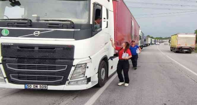 Edirne’de AFAD, tır sürücülerine kumanya dağıttı