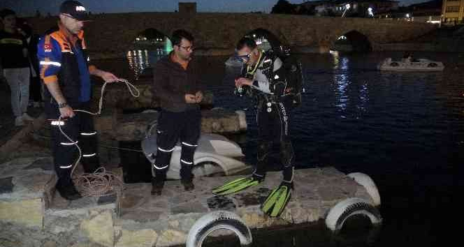 Balık adam ırmağa düşen cep telefonu için dalış yaptı