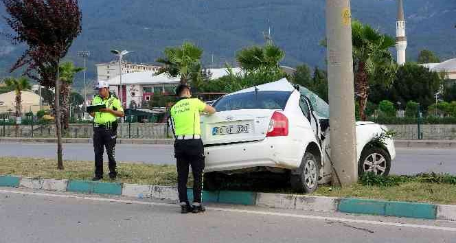 Aydınlatma direğine çarpan otomobilin sürücüsü yaralandı