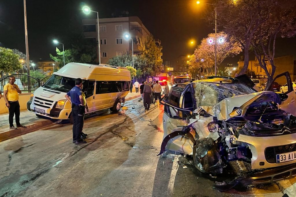Tarsus'ta minibüsle otomobil çarpıştı: 3 yaralı