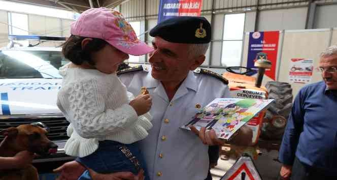 Jandarma komutanı fuarda çocuklara kitap dağıtıp jandarmayı anlattı