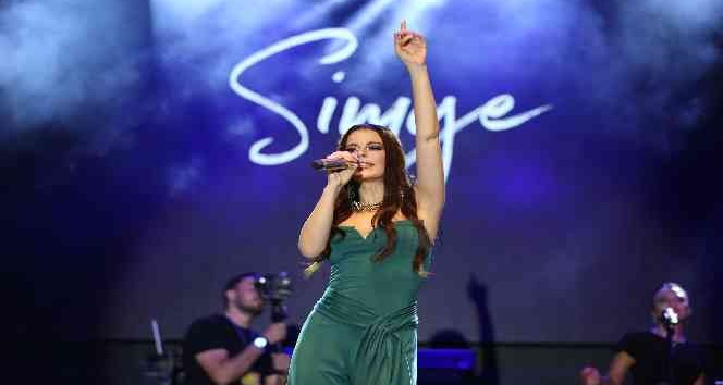 Simge, Uşaklı gençleri coşturdu