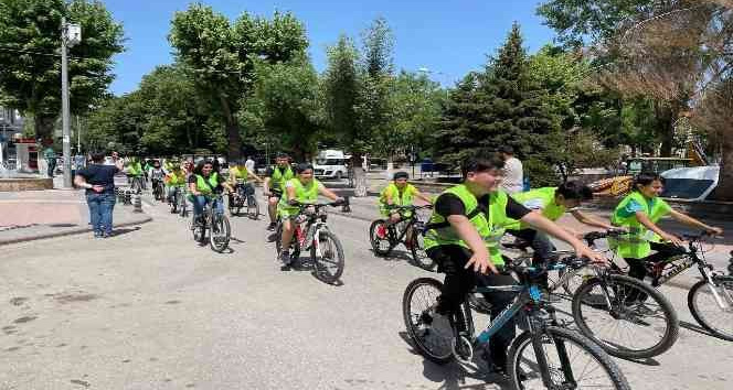 Onlarca bisikletli iklim değişikliğine dikkat çekmek için pedalladı