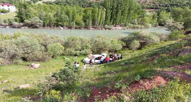 Tunceli’de otomobil şarampole yuvarlandı: 4 yaralı