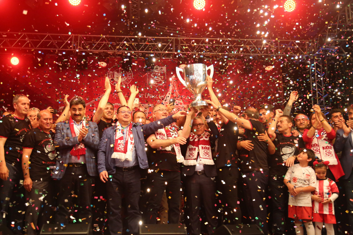 Sivasspor'dan unutulmaz kupa kutlaması!