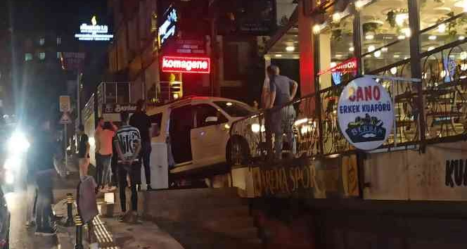 Mardin’de hızını alamayan araç kafeye daldı
