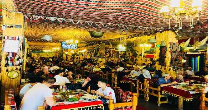 Turla gelen misafirlere Urfa kültürünü yaşatıyorlar