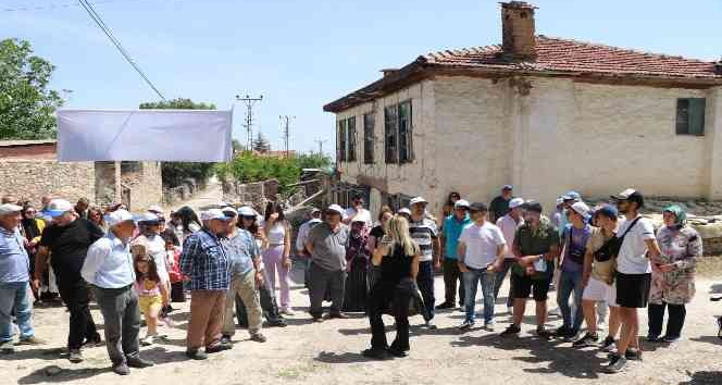 Tuğba Yurt, antik Attouda kentinde hayranlarıyla buluştu