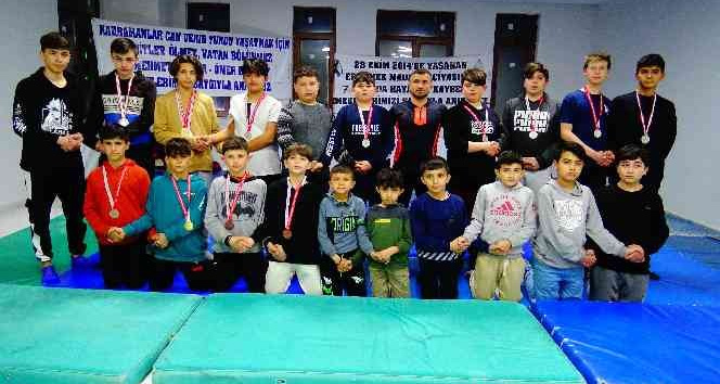 Çok sevdiği ata sporunu çocuklara sevdiriyor