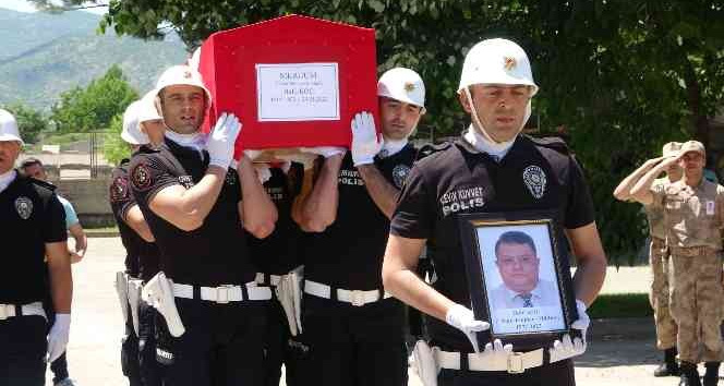 Kalp krizi geçirerek hayatını kaybeden emniyet müdürü, törenle uğurlandı