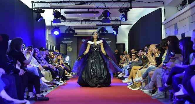 Tekstil ve moda tasarım öğrencilerinden defile