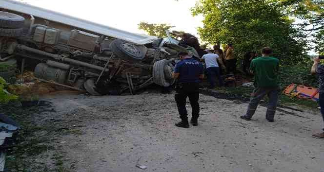 Ordu’da çakıl yüklü kamyon devrildi: 2 yaralı