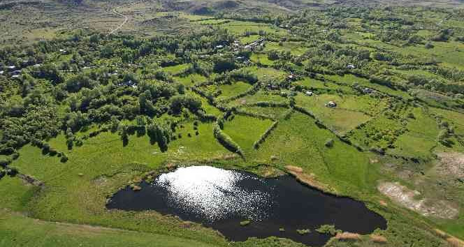 Iğdır’da doğa harikası Üçkaya Gölü göz kamaştırıyor