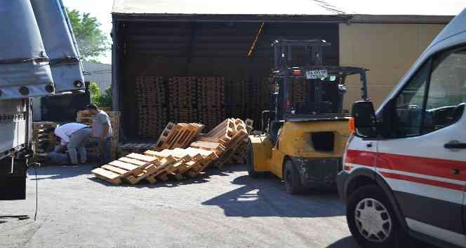 Üzerine ahşap palet devrilen işçi yaralandı