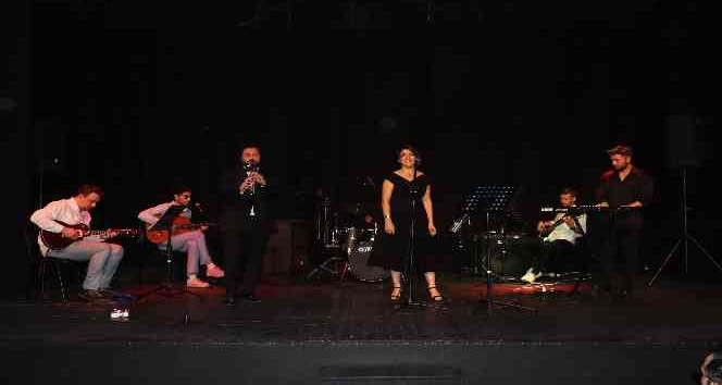 Neşter tutan eller, müziğe de hayat veriyor