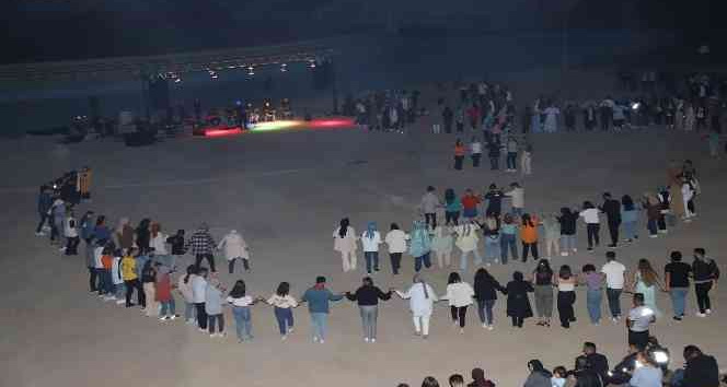 Öğrenciler sınav stresini halay çekerek attı