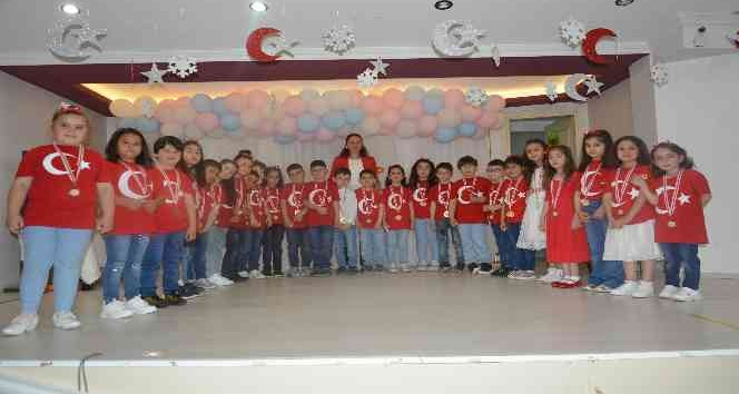 Minik öğrenciler ailelerine yeteneklerini gösterdi