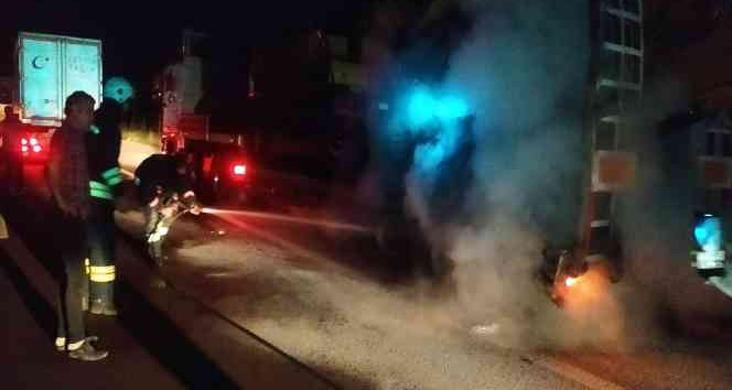 Yalova’da iş makinası yüklü tırın lastikleri alev aldı
