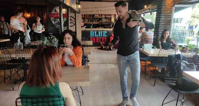 Müşterilerini iguana ile karşılıyor