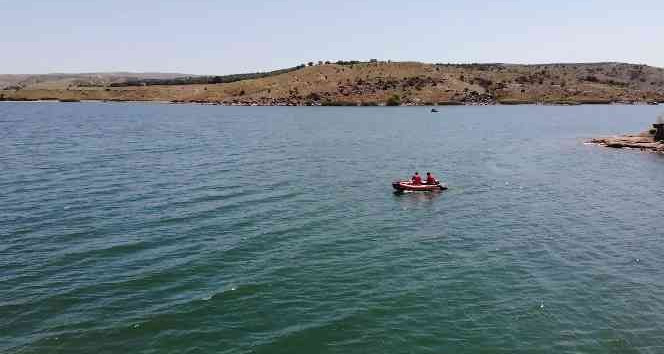 Tekneyle açıldı, yüzerek kıyıya ulaşmaya çalıştı: Suda kaybolan genç için ekipler seferber oldu