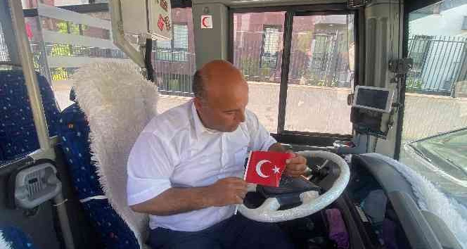 Niğde’de otobüs şoföründen Türk bayrağı hassasiyeti