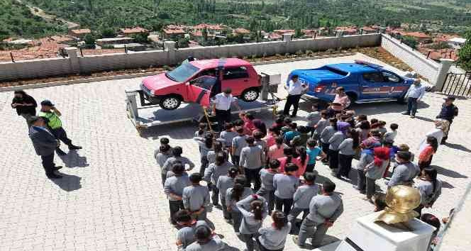 Jandarmadan ortaokul ve ilkokul öğrencilerine trafik eğitimi