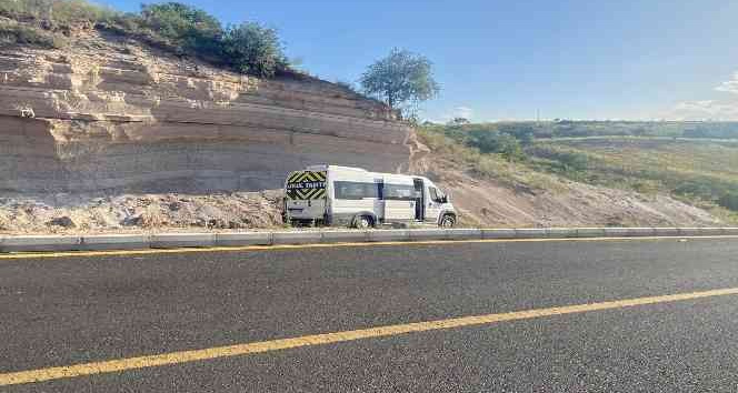 Freni tutmayan öğrenci servisi yoldan çıktı, şans eseri yaralanan olmadı