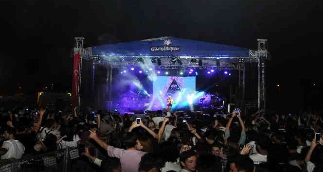 ADÜ’lü gençler ünlü sanatçı Ece Seçkin’in şarkıları ile doyasıya eğlendi