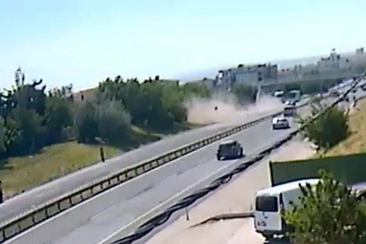 Büyükçekmece'de otomobil otobüs durağındaki öğrencilerin arasına daldı: 2 ölü, 14 yaralı