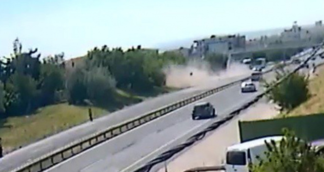 Büyükçekmecede otomobil otobüs durağındaki öğrencilerin arasına daldı: 2 ölü, 14 yaralı