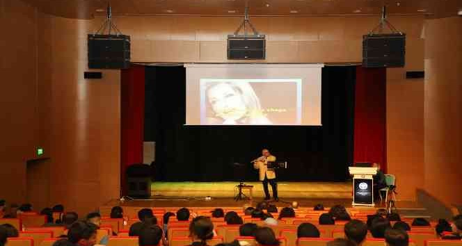 “Ajda Pekkan Repertuvarından Türkçe Söylenen Yabancı Şarkılar” adlı konser verildi