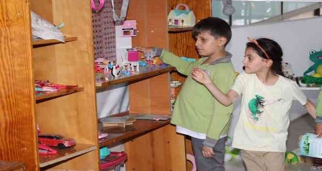 Yalova Belediyesi 10 bin adet geri dönüşüm oyuncağını çocuklara dağıttı