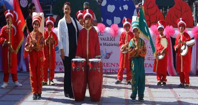 Öğrencilerin devamsızlık sorununu çözmek için mehter takımı kurdular
