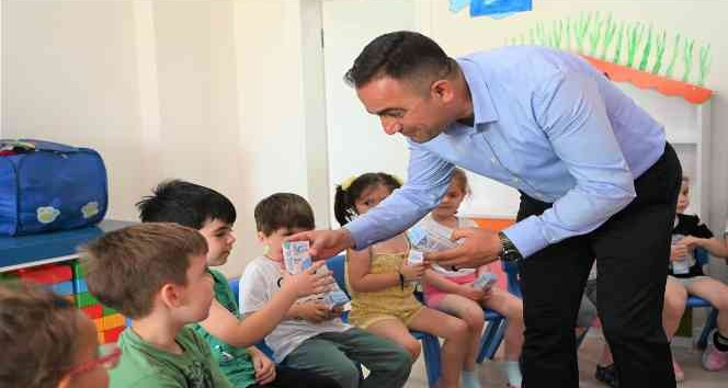 Dünya süt gününde miniklere süt dağıtıldı