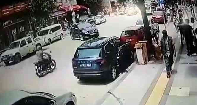 Motosiklet sürücüsünün ölümden döndüğü anlar güvenlik kamerasına yansıdı
