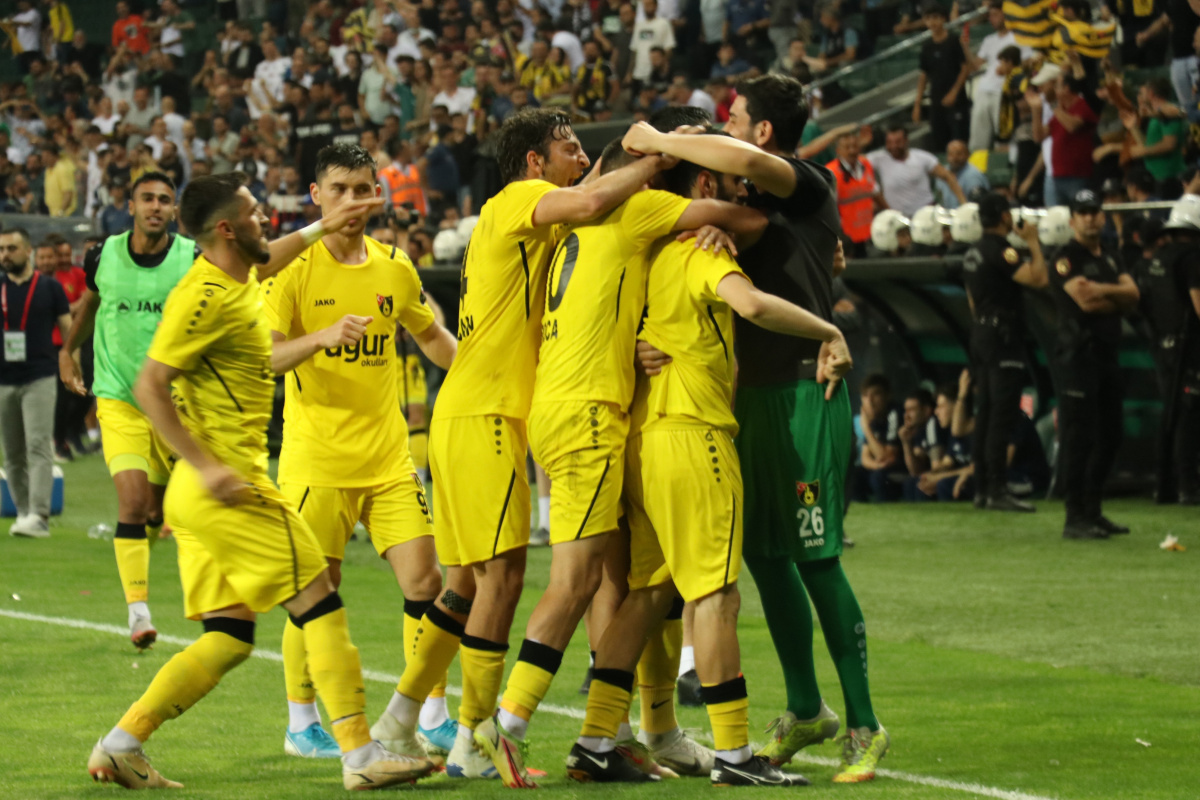 İstanbulspor, 17 yıl sonra Süper Lig heyecanı yaşayacak