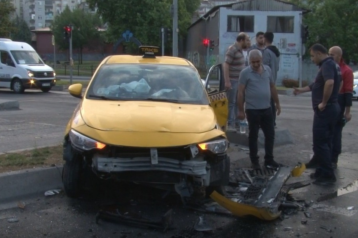 Gaziosmanpaşa&#039;da acele eden taksi ile kamyonet çarpıştı: 3 yaralı