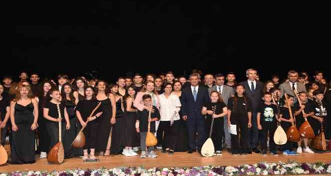 Denizli türkülerini 120 öğrenciden oluşan dev orkestra seslendirdi