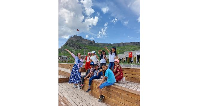 Ela öğretmen öğrencilerine unutulmaz bir gün yaşattı