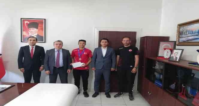 Başarılı sporcu Kaymakam Öztürk’ü ziyaret etti