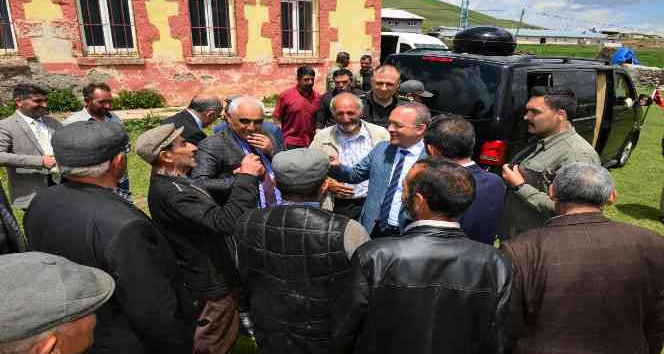Vali Öner, köy ziyaretlerinde vatandaşlarla buluşup, sorun ve taleplerini dinlemeyi sürdürüyor