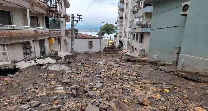 Patlayan ana su borusu taşkınına yol açtı