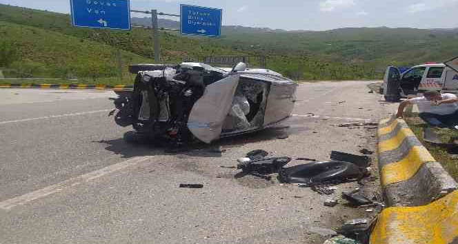 Tatvan’da otomobille kamyonet çarpıştı: 13 yaralı
