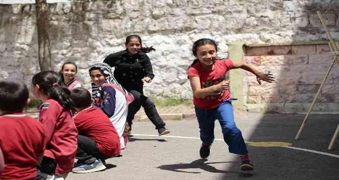 ‘Küçük Dokunuşlar Büyük Mutluluklar’ projesi çocuklarla gönüllüleri buluşturuyor