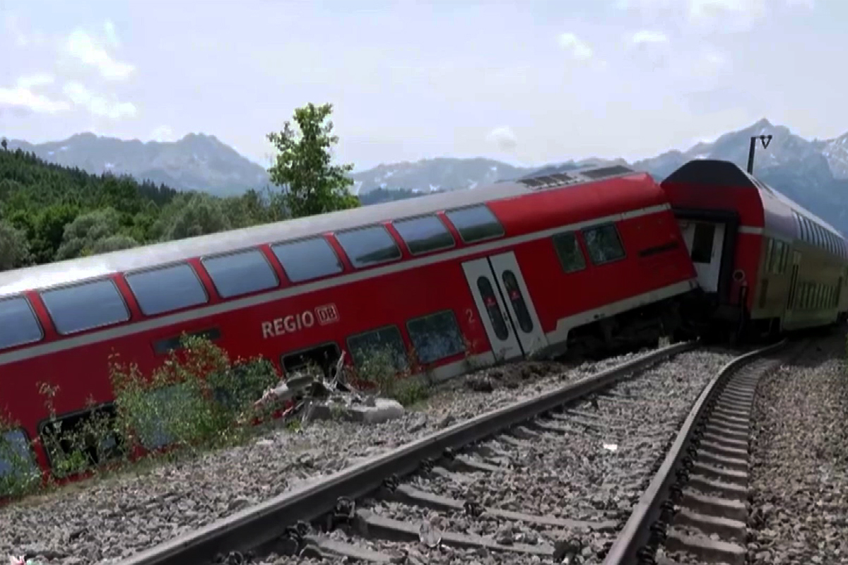 Almanya&#039;da yolcu treni raydan çıktı: 3 ölü, 60 yaralı