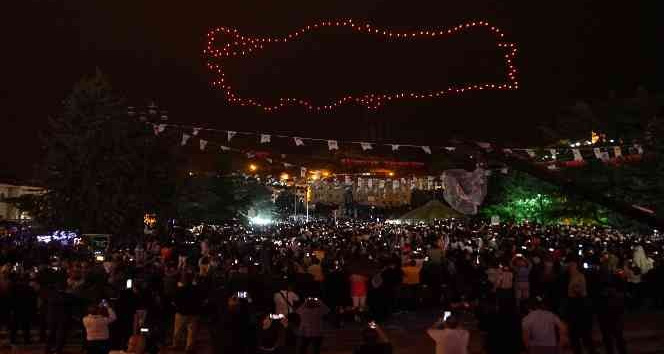 200 ışıklı dron kullanılarak yapılan gösteri hayran bıraktı