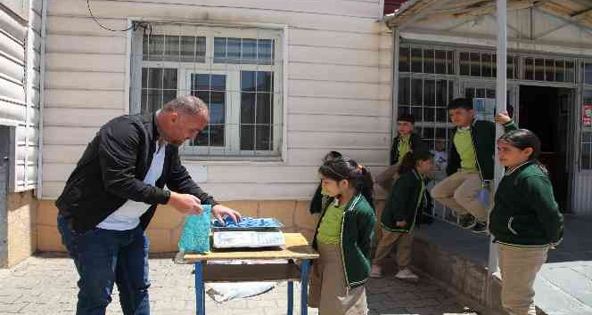 Atık malzemeleri geri dönüşüme kazandırıp hediyeler kazanıyorlar