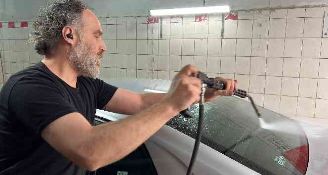 Toz taşınımı sebebiyle çamur yağdı, oto yıkamacılar en hareketli günlerinden birini yaşadı