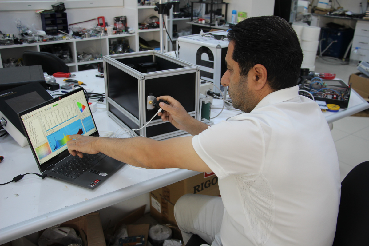 Türk profesörden önemli çalışma: Işık dalga boyu analizörü cihazı üretti