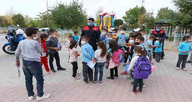 Jandarmadan köy çocuklarına sürpriz ziyaret